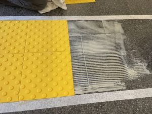 1010-Klebemontage-taktile-Auffindstreifen-Bodenleitsystem-fuer-Blinde-Sehbehinderte