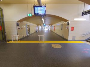 1010-taktile-Bodenleitsysteme-Auffindstreifen-Bahnsteig-Fahrstuhl-Bahnhof
