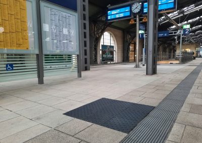 1010-taktile-Bodenleitsysteme-Aufmerksamkeitsfelder-Bahnhof-Neustadt-Dresden