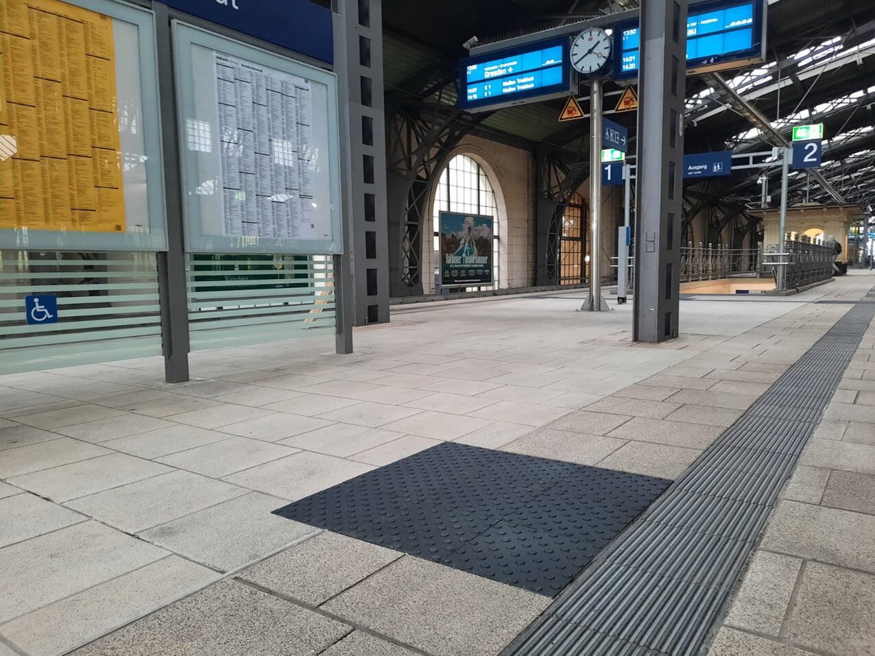 1010-taktile-Bodenleitsysteme-Aufmerksamkeitsfelder-Bahnhof-Neustadt-Dresden