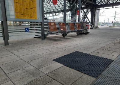 1010-taktile-Bodenplatte-Noppen-schwarz-Wartebereich-Rollstuhlfahrer-Bahnhof-Haltestelle