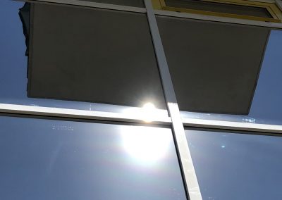 473-Sonnnenschutzfolie-Silber-Mittel-Blendschutz-Hitzeschutz-Gebaeudefenster