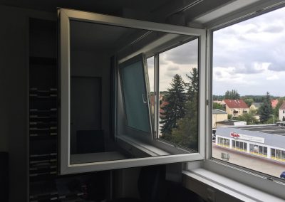 475-Sonnnenschutzfolie-Silber-Mittel-Aussen-Buerogebaeude-Fensterglas