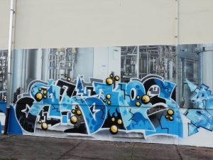 698-Graffiti-Kuenstler-uebermalen-Anlagenbau-Schilder-Hersteller