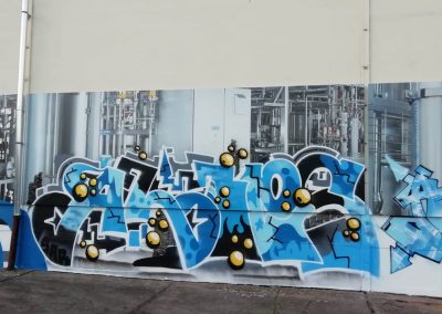 698-Graffiti-Kuenstler-uebermalen-Anlagenbau-Schilder-Hersteller
