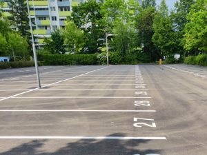 1011-Airless-Parkplatzbeschriftung-Parkplatznummerierung-Schablonierung-Spruehverfahren