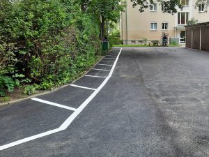1013-Garagenhof-Bodenmarkierungsarbeiten-Sperrflaeche-malen