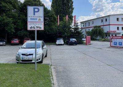 695-Parkplatzschild-Werksgelaende-Verkehrszeichen-Fahrzeug-abgeschleppt