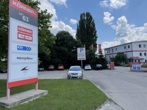 695-Parkplatzschild-mit-Pfosten-Betonfundament