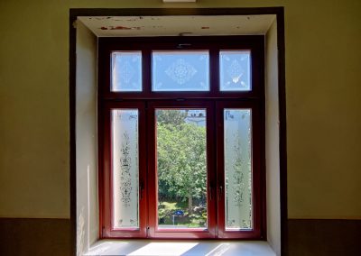700-Glasdekor-geaetzt-Jugenstil-Motiv-Blumen-Ornamente-Treppenhaus-Fenster