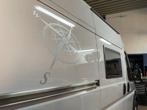 708-Caravan-Reisemobil-Kompass-Grafik-Tattoo-Selbstklebefolie-Klebefolie