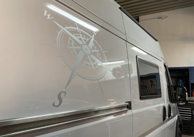 708-Caravan-Reisemobil-Kompass-Grafik-Tattoo-Selbstklebefolie-Klebefolie