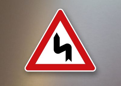 Verkehrsschild-Verkehrszeichen-Gefahrenzeichen-Doppelkurve-zunaechst-links-105-10