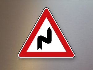 Verkehrsschild-Verkehrszeichen-Gefahrenzeichen-Doppelkurve-zunaechst-rechts-105-20