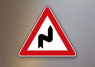 Verkehrsschild-Verkehrszeichen-Gefahrenzeichen-Doppelkurve-zunaechst-rechts-105-20