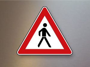 Verkehrsschild-Verkehrszeichen-Gefahrenzeichen-Fuessgaenger-Aufstellung-links-133-20