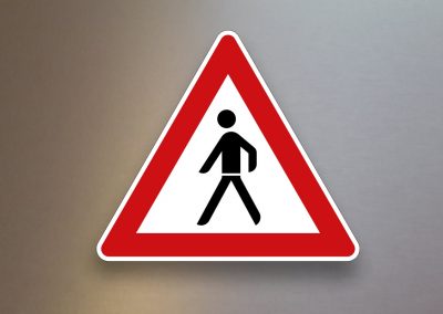 Verkehrsschild-Verkehrszeichen-Gefahrenzeichen-Fuessgaenger-Aufstellung-rechts-133-10