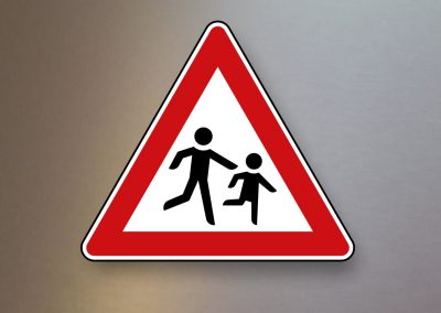 Verkehrsschild-Verkehrszeichen-Gefahrenzeichen-Kinder-Aufstellung-links-136-20