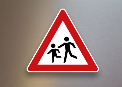 Verkehrsschild-Verkehrszeichen-Gefahrenzeichen-Kinder-Aufstellung-rechts-136-10
