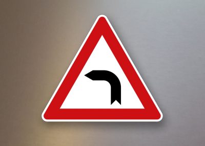 Verkehrsschild-Verkehrszeichen-Gefahrenzeichen-Kurve-links-103-10