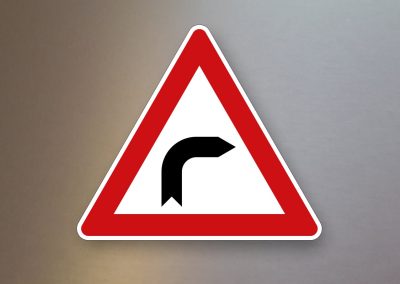 Verkehrsschild-Verkehrszeichen-Gefahrenzeichen-Kurve-rechts-103-20