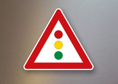 Verkehrsschild-Verkehrszeichen-Gefahrenzeichen-Lichtzeichenanlage-131