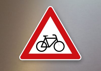 Verkehrsschild-Verkehrszeichen-Gefahrenzeichen-Radverkehr-Aufstellung-links-138-20
