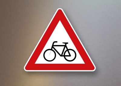Verkehrsschild-Verkehrszeichen-Gefahrenzeichen-Radverkehr-Aufstellung-rechts-138-10