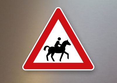 Verkehrsschild-Verkehrszeichen-Gefahrenzeichen-Reiter-Aufstellung-links-101-23