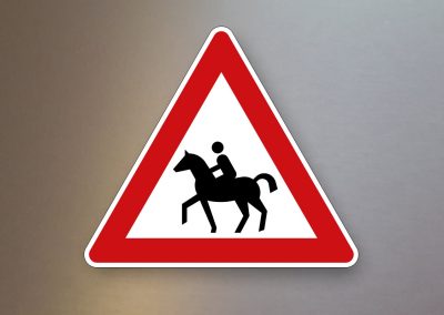Verkehrsschild-Verkehrszeichen-Gefahrenzeichen-Reiter-Aufstellung-rechts-101-13
