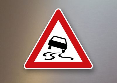 Verkehrsschild-Verkehrszeichen-Gefahrenzeichen-Schleuder-oder-Rutschgefahr-114
