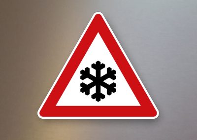 Verkehrsschild-Verkehrszeichen-Gefahrenzeichen-Schnee-oder-Eisglaette-101-51