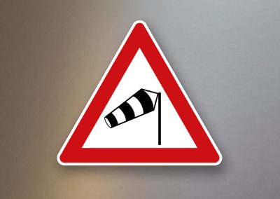 Verkehrsschild-Verkehrszeichen-Gefahrenzeichen-Seitenwind-von-rechts-117-10