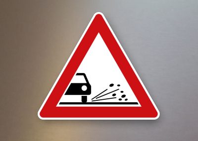 Verkehrsschild-Verkehrszeichen-Gefahrenzeichen-Splitt-Schotter-101-52