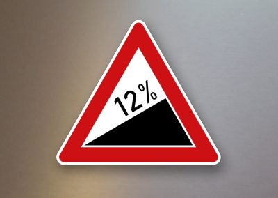 Verkehrsschild-Verkehrszeichen-Gefahrenzeichen-Steigung-108
