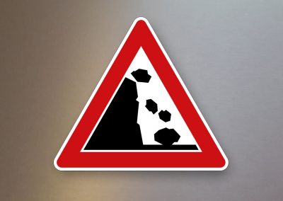 Verkehrsschild-Verkehrszeichen-Gefahrenzeichen-Steinschlag-Aufstellung-links-101-25