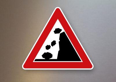 Verkehrsschild-Verkehrszeichen-Gefahrenzeichen-Steinschlag-Aufstellung-rechts-101-15