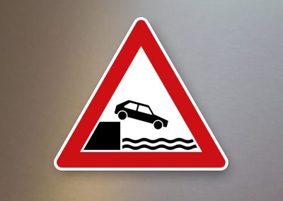 Verkehrsschild-Verkehrszeichen-Gefahrenzeichen-Ufer-101-53