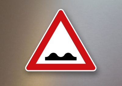 Verkehrsschild-Verkehrszeichen-Gefahrenzeichen-Unebene-Fahrbahn-112