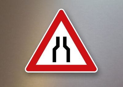 Verkehrsschild-Verkehrszeichen-Gefahrenzeichen-Verengte-Fahrbahn-120