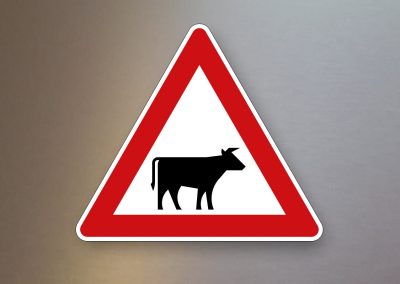 Verkehrsschild-Verkehrszeichen-Gefahrenzeichen-Viehtrieb-Aufstellung-links-101-22