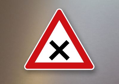 Verkehrsschild-Verkehrszeichen-Gefahrenzeichen-kreuzung-oder-Einmuendung-102