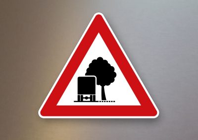 Verkehrsschild-Verkehrszeichen-Gefahrenzeichen-unzureichendes-Lichtraumprofil-101-54