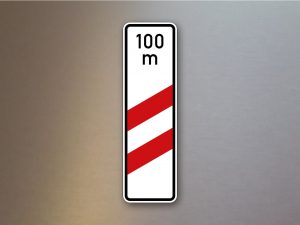 Verkehrsschild-zweistreifige-Bake-mit-Entfernugsangabe-Aufstellung-rechts-157-11