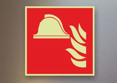 Aufkleber-Brandschutzkennzeichen-nachleuchtend-F004-Geraete-zur-Brandbekaempfung
