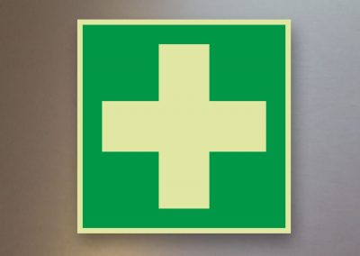 Aufkleber-Rettungszeichen-nachleuchtend-E003-Erste-Hilfe