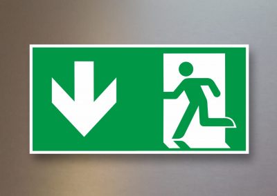 Aufkleber-Schild-Rettungszeichen-weiss-Rettungsweg- rechts-unten-Pfeil-E001-LU