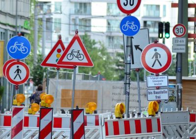 Verkehrsschilder-Verkehrszeichen-Schilderwald-Verkehrssicherheitsschilder