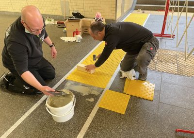 Bodenleitsystem für Bahnhof Montage von Noppen-Platten mit Spezialkleber