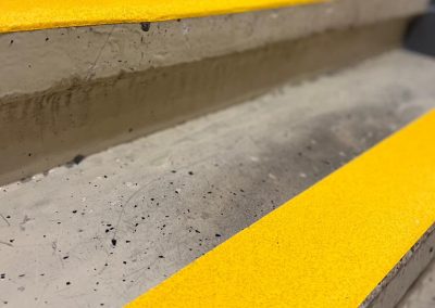 Antirutsch-rauhe-Oberflaeche-Bodenmarkierungsfolie-gelb-reflektierend-Arbeitsschutz-Treppenkantenschutz